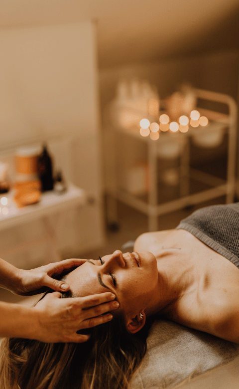 Male Spa in Delhi with professional male therapist providing relaxing body massage